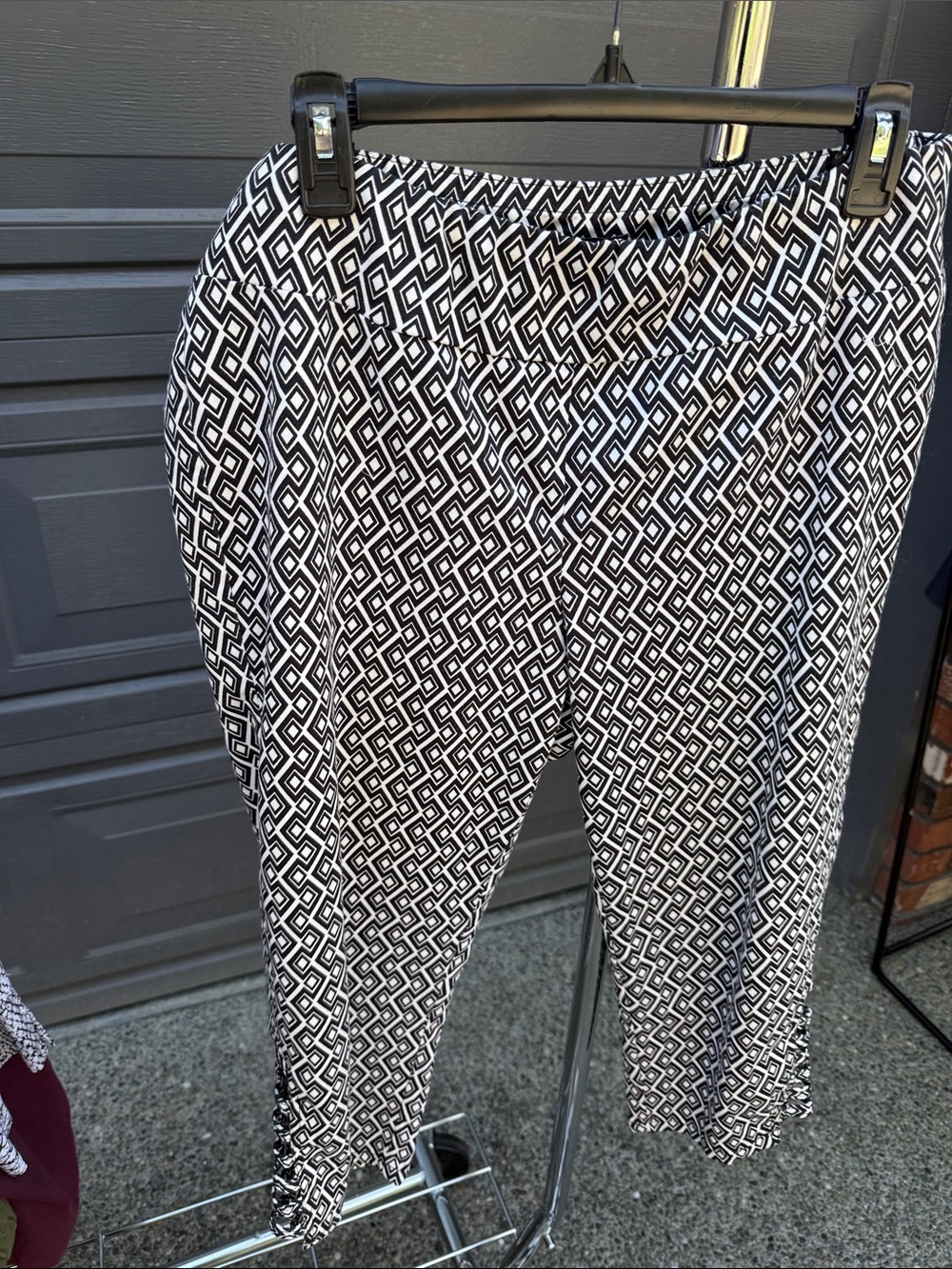 VENUS Black & White Geometric Print Capris